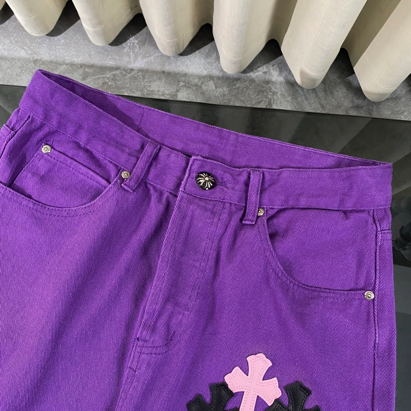 P240 CH Chromehearts 2025 new limited edition black and pink cross leather couple style washed loose purple jeans 💜 Top quality ceiling quality styles with different washed textures, very friendly to people with thin legs and thick legs. The straight and loose version is very flattering to the leg shape. Timeless and moderate length, easy to match with casual, basic styling for various styles, a must-have in the wardrobe! The fabric is stiff but also makes the upper body soft without losing texture. The washing process is even more perfect. It is a must-have item for everyone! ! ! Washed wheat, hang tag, pants label, three labels complete Color: Purple Size: 28, 30, 32, 34